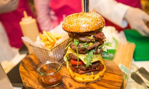Bánh burger 10.000 USD ở Dubai Chiếc bánh burger được coi là đắt đỏ nhất thế giới. Ảnh: FoCP