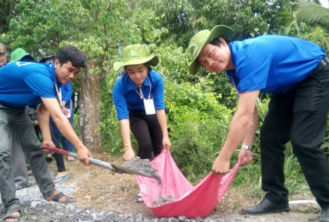 Đoàn viên Vĩnh Long - Trà Vinh khuân đá làm đường giao thông Đoàn viên thanh niên khuân đá làm đường giao thông nông thôn