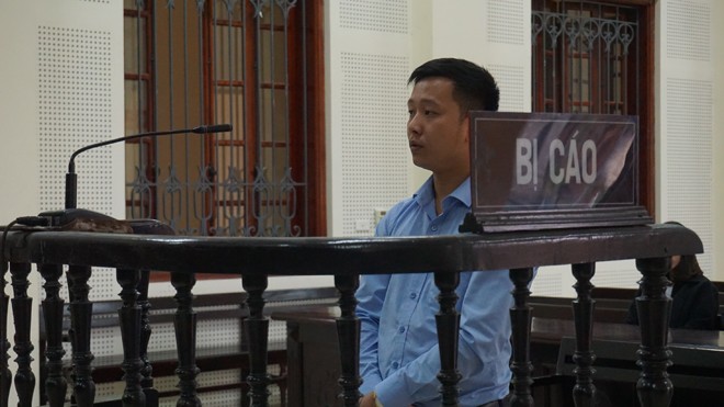 Tuyên án tù đối với giám đốc đưa người xuất khẩu lao động trái phép Bị cáo Lê Thành Toàn trước vành móng ngựa.