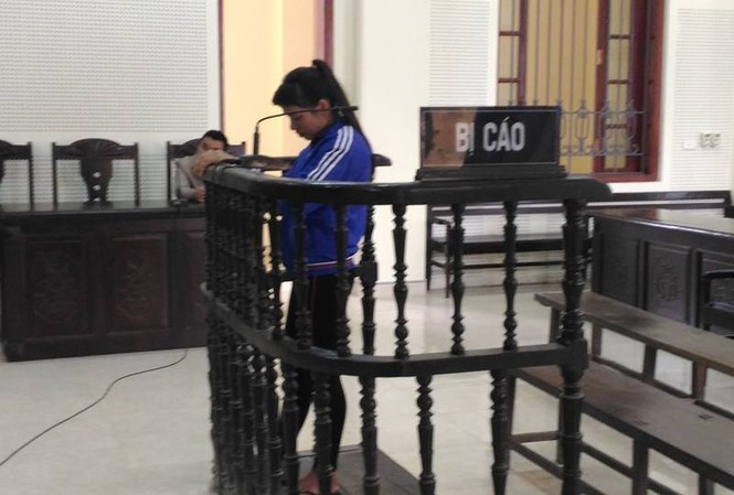 Vợ nhỡ tay đâm chết chồng vì tiếc bình rượu quý Bị cáo Lô Thị Luân trước vành móng ngựa.