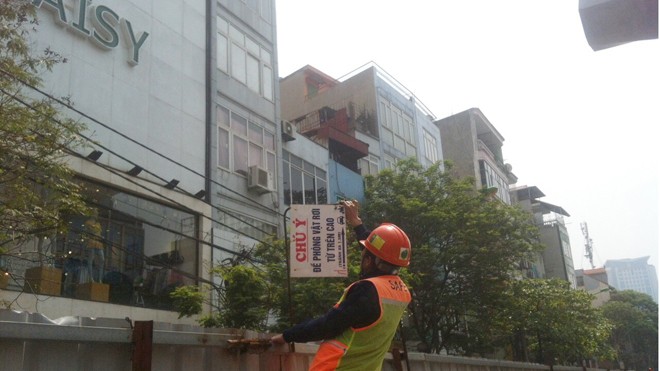 Tháo dỡ biển báo gây sợ hãi tại dự án metro Nhổn - Ga Hà Nội Ban Quản lý dự án đường sắt cho tháo các tầm biển gây sợ hãi ngay trong sáng 28/3.