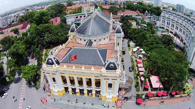 Nhà hát lớn Hà Nội sẽ được chỉnh trang thành công viên mở Hàng rào khuôn viên xung quanh Nhà hát lớn sẽ được dỡ bỏ tạo công viên mở. Ảnh: Giang Huy.