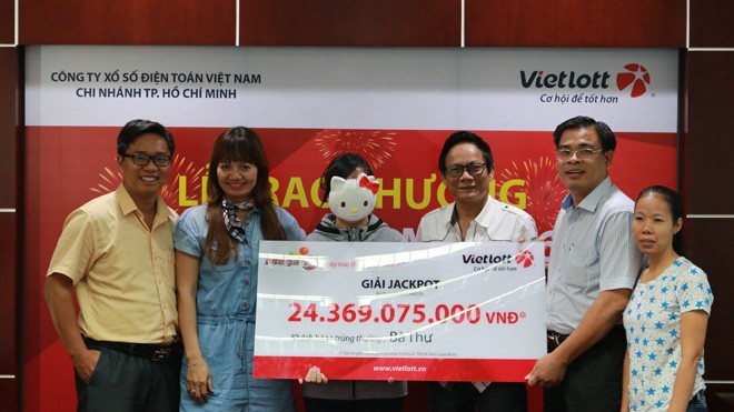 Nhân viên văn phòng ở Biên Hoà trúng độc đắc hơn 21,9 tỷ đồng Chị Thư, nhân viên văn phòng làm việc tại Thành phố Biên Hòa (Đồng Nai) nhận giải độc đắc của Vietlott.