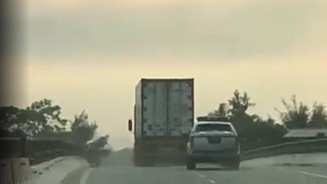 Xe contaner lạng lách, ép xe CSGT Hà Tĩnh như phim Xe container đang đánh võng trên đường, không cho xe CSGT vượt lên.