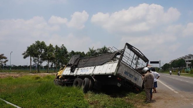 Bị ong chích, tài xế lái xe tải lao xuống mương Hiện trường vụ việc. Ảnh: Ái Loan.