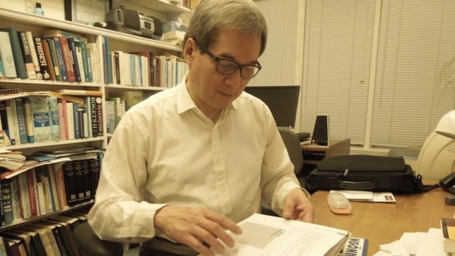 Giáo sư Đại học Harvard nói 'Tiếng Việt là nỗi đau của tôi': Ám ảnh, lo lắng! Giáo sư Ngô Như Bình trong văn phòng làm việc. Ảnh: NVCC.