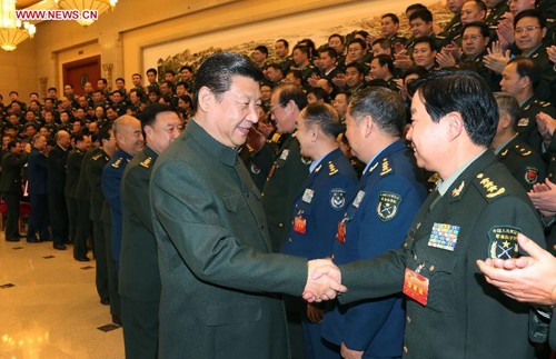Trung Quốc: Xây dựng 84 quân đoàn, ông Tập gây xáo trộn quân đội? Chủ tịch Tập Cận Bình bắt tay các tướng lĩnh Trung Quốc. Ảnh: Xinhua