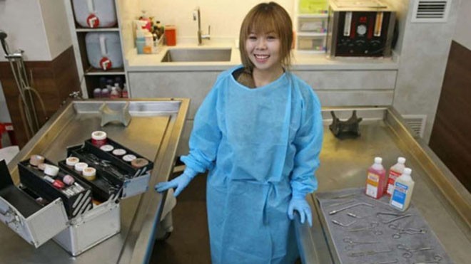 Cô gái xinh đẹp làm công việc không phải ai cũng dám làm Nicole Chong tại nơi làm việc của mình...