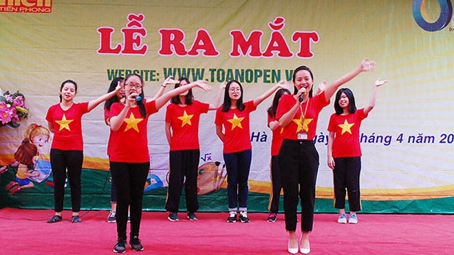 Học Toán bằng Tiếng Anh thật thú vị! Thầy và trò trường THCS Ba Đình chào đón sự ra mắt của website: www.toanopen.vn bằng những tiết mục văn nghệ sôi động.