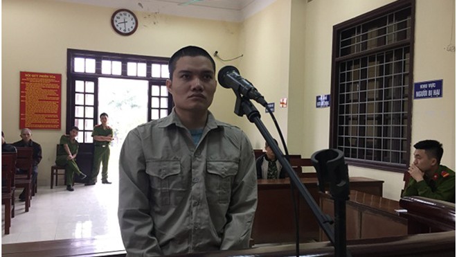 Túng tiền bán cả người yêu qua biên giới Gã sở khanh bán người yêu đứng trước vòng móng ngựa. ảnh: Kim Thoa