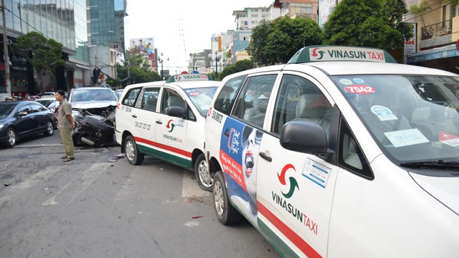 Bốn xe tông nhau liên hoàn, người đàn ông bị kéo lê 20m Hiện trường tai nạn.