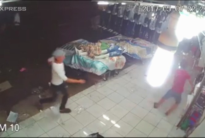 8 thanh niên xông vào cửa hàng ở Sài Gòn chém người 8 thanh niên xông vào cửa hàng ở Sài Gòn chém người