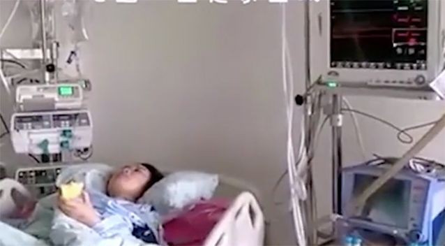 Cô gái vẫn nói chuyện ăn táo bình thường dù tim ngừng đập Tang vẫn ăn được táo dù tim ngừng đập.