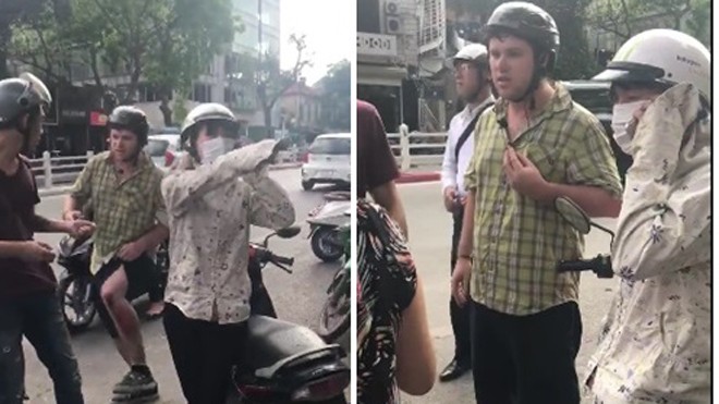 Tranh luận nóng ông tây ngã toạc chân bị 2 chị giật khoá, bắt đền tiền Ảnh facebook