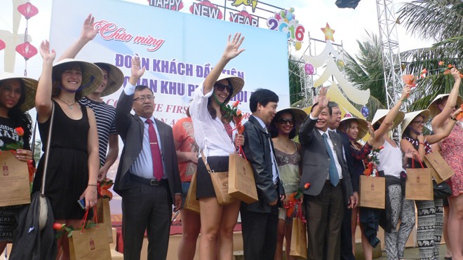 Hội An chào đón vị khách thứ 10 triệu mua vé tham quan phố cổ Hội An trong một dịp đón đoàn du khách đầu tiên xông đất - ảnh Q.H