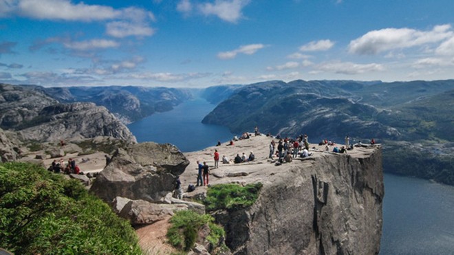 Tin tưởng Google Maps, cả một đoàn du lịch Na Uy bị lạc Mỏm Preikestolen