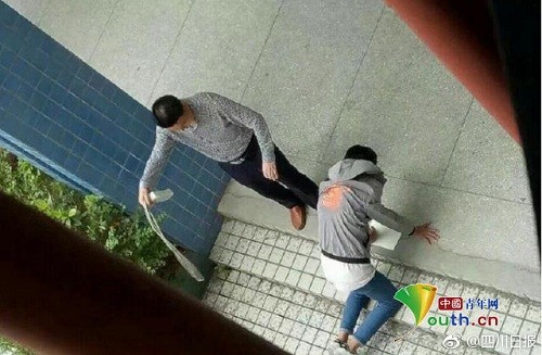 Thầy giáo bị đình chỉ vì đánh học sinh bằng dây điện Thầy giáo dùng dây điện đánh học sinh.