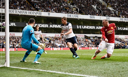M.U sắp phá mốc một tỷ bảng tiền thưởng ở Ngoại hạng Anh Man Utd của Rooney hứa hẹn vẫn kiếm bộn tiền thưởng dù nhiều khả năng chỉ về đích thứ sáu tại Ngoại hạng Anh mùa này. Ảnh: Reuters.