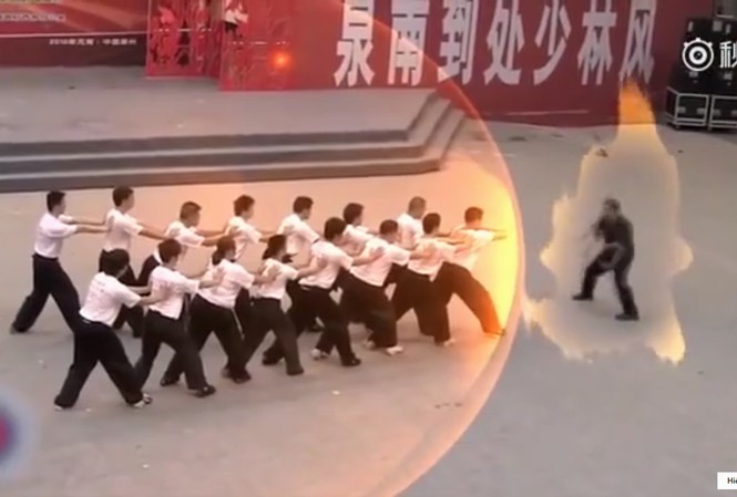 Các võ sư Võ Đang bị chế giễu khi dùng nội lực hất ngã đối thủ Các võ sư Võ Đang bị chế giễu khi dùng nội lực hất ngã đối thủ