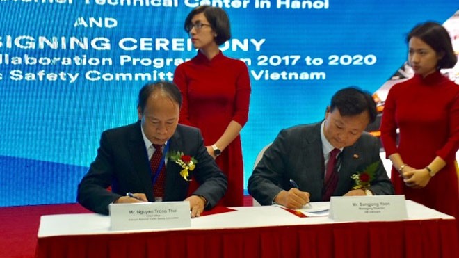 Dán phản quang cho phương tiện để tránh tai nạn về đêm Lễ kỹ kết giữa đại diện Uỷ ban ATGT quốc gia và công ty 3M