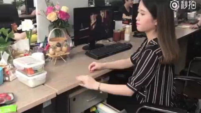 Thánh nữ ham ăn mở tiệc sushi băng chuyền tại văn phòng Thánh nữ ham ăn mở tiệc sushi băng chuyền tại văn phòng