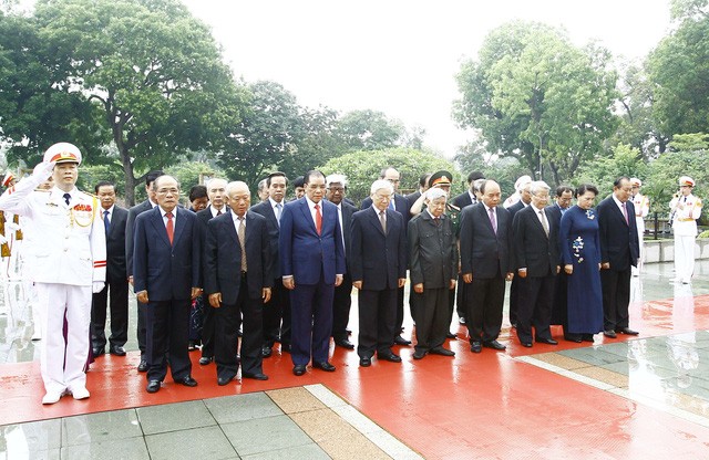 Lãnh đạo Đảng, Nhà nước vào Lăng viếng Chủ tịch Hồ Chí Minh Đoàn lãnh đạo Đảng, Nhà nước, Ủy ban Trung ương Mặt trận Tổ quốc Việt Nam đặt vòng hoa, dâng hương tưởng niệm các Anh hùng Liệt sỹ tại Tượng đài Anh hùng liệt sỹ đường Bắc Sơn, (Hà Nội). Ảnh: An Đăng - TTXVN