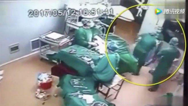 Bác sĩ nam đấm gục nữ y tá giữa ca phẫu thuật Bác sĩ nam đấm gục nữ y tá giữa ca phẫu thuật
