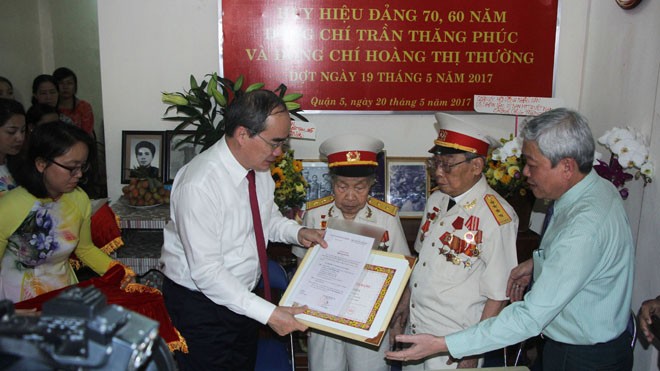 Ông Nguyễn Thiện Nhân trao tặng Huy hiệu Đảng cho cán bộ lão thành Bí thư Thành ủy TPHCM Nguyễn Thiện Nhân trao quyết định hoa chúc mừng hai vợ chồng cán bộ lão thành Cách mạng Trần Thăng Phúc và Hoàng Thị Thường