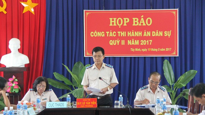 Một chấp hành viên ‘cõng’ gần ngàn vụ việc một năm Cục trưởng Lê Văn Tiễn (đứng) tại buổi họp báo định kỳ chiều nay 19/5. Ảnh: Tân Châu