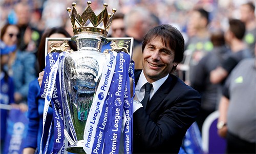 HLV Conte dành tiền thưởng Ngoại hạng Anh để mua nhà Conte trở thành HLV người Italy thứ tư sau Ancelotti, Mancini và Ranieri vô địch Ngoại hạng Anh. Ảnh: Reuters.