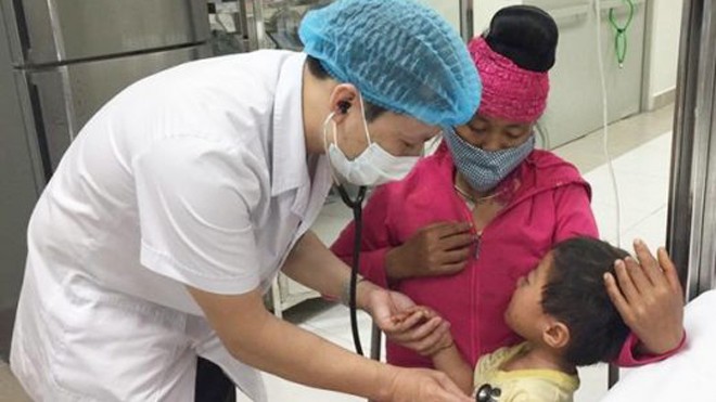 Nhiều trẻ nguy kịch vì uống nhầm hóa chất, phụ huynh chớ lơ là BS. Duy đang thăm khám cho một bệnh nhi bị ngộ độc hóa chất