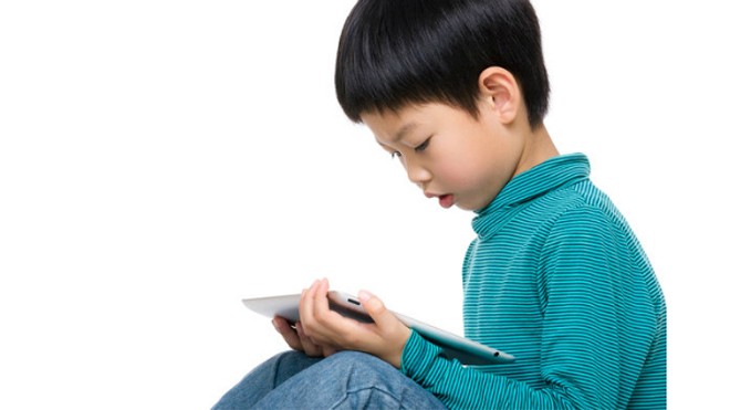 6 dấu hiệu cho thấy con bạn vô cùng thông minh Trẻ cực thông minh có thể thích xem các hướng dẫn trên internet - Ảnh: staticworld.net.