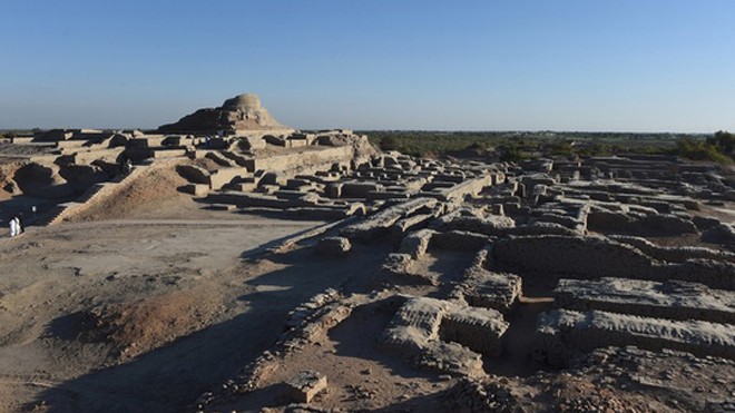 Cứu thành phố 5.000 tuổi bằng cách... chôn lại xuống đất Những tàn tích của Mohenjo Daro, nơi có mạng lưới đường phố phức tạp và hệ thống thoát nước tinh vi được tìm thấy. Ảnh: La Croix