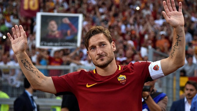 Totti: 'Chân tôi hết vui, nhưng trái tim vẫn đập' Totti vẫy chào CĐV sau trận đấu cuối cùng của Serie A mùa 2016-2017. Ảnh: Reuters.