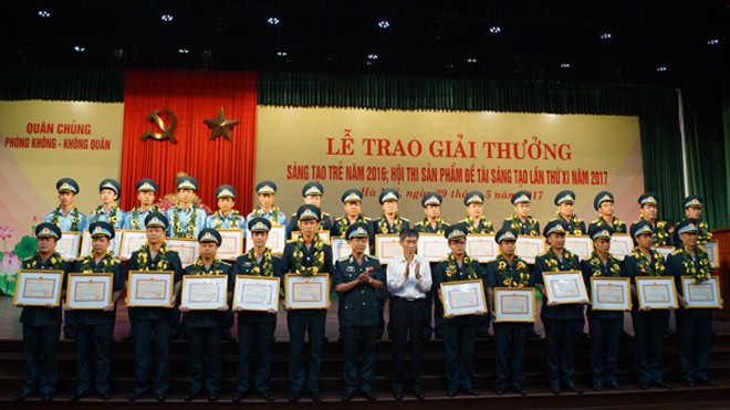 Trao Giải thưởng Sáng tạo trẻ Quân chủng Phòng không - Không quân Trao giải cho các tác giả, tập thể tác giả đạt Giải thưởng Sáng tạo trẻ năm 2016 và Hội thi Sản phẩm, đề tài sáng tạo lần thứ XI năm 2017
