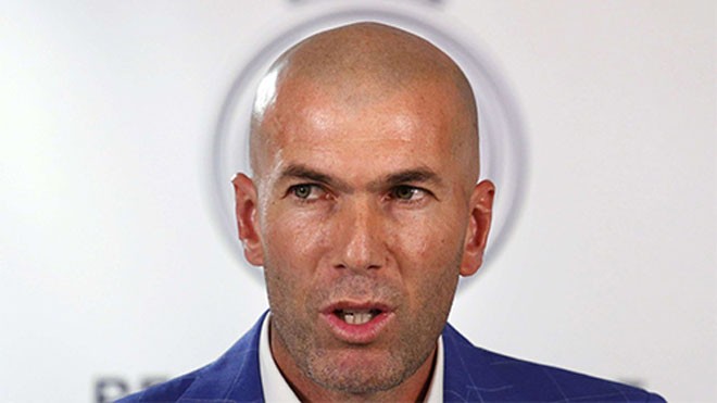 HLV Zidane đã thay đổi Ronaldo như thế nào? Zidane được ví như có "chân mệnh thiên tử" khi dẫn dắt Real Madrid, và ông nhờ đó, thuận lợi hơn trong việc thu phục nhân tâm của Ronaldo và các cầu thủ khác. Ảnh: AFP.