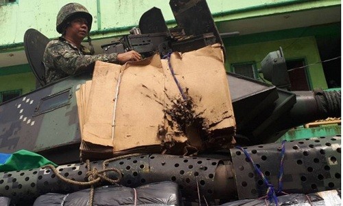 Xe thiết giáp Philippines dùng gỗ, bìa các tông chắn đạn của phiến quân Xe thiết giáp Philippines được gia cố bằng bìa các tông. (Ảnh: Popular Mechanic)