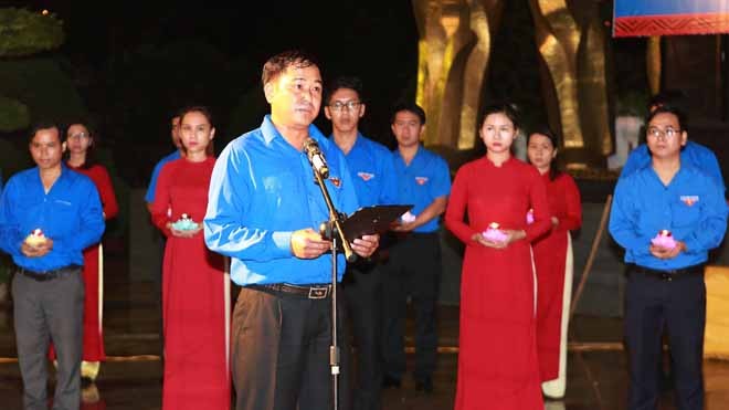 Đắk Lắk: 2000 đoàn viên thanh niên thắp nến tri ân tại nghĩa trang liệt sỹ Anh Y Nhuân Byă phát biểu tại lễ dâng hương