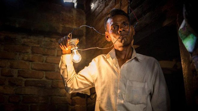Dị nhân Ấn Độ ăn 1.100 volt điện thay cơm: Bóng đèn sống Ông thậm chí còn ngậm dây điện hở trong miệng mà không hề bị giật.