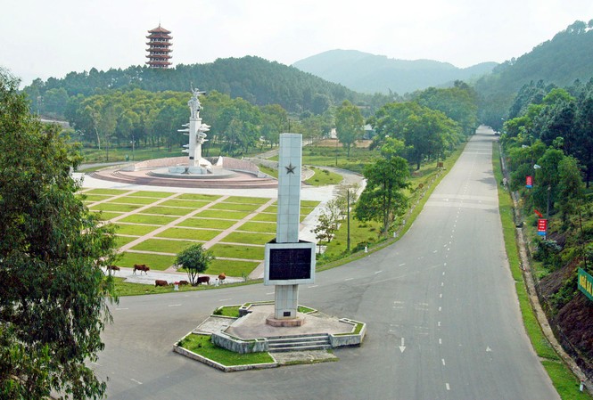 Ngã ba Đồng Lộc - Nơi yên nghỉ của 10 cô gái mở đường Ngã ba Đồng Lộc - Nơi yên nghỉ của 10 cô gái mở đường
