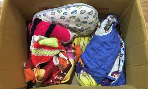 Bé 20 ngày tuổi bị bỏ rơi trong thùng xốp ven đường Thùng xốp đựng cháu bé ven đường.