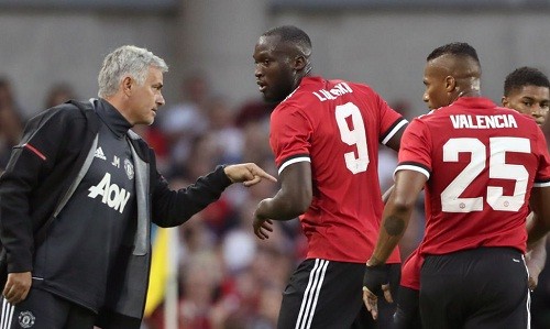 Mourinho: 'Lukaku là cầu thủ không thể đụng đến tại Man Utd' Mourinho đánh giá cao đóng góp của Lukaku. Ảnh: Reuters.