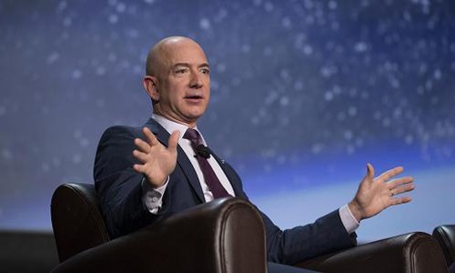 Tỷ phú Amazon thể hiện niềm đam mê vũ trụ Jeff Bezos mang tham vọng đưa con người lên vũ trụ. Ảnh: CNBC.
