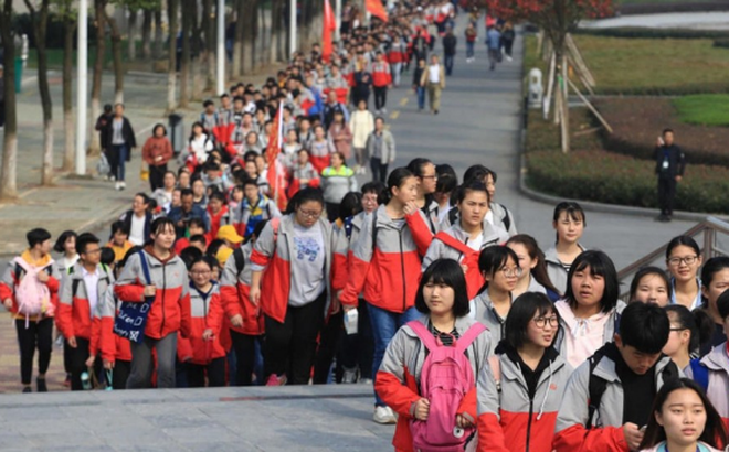 Hàng nghìn học sinh hành quân 40km mong đặt chân vào trường đại học Hàng nghìn học sinh hành quân 40km mong đặt chân vào trường đại học