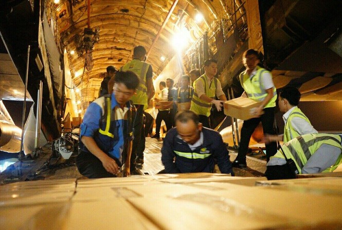 Bên trong máy bay IL-76 chở hàng cứu trợ Việt Nam Bên trong máy bay IL-76 chở hàng cứu trợ Việt Nam