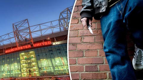 Fan cuồng mang dao xông vào sân Old Trafford Fan cuồng mang dao xông vào sân Old Trafford