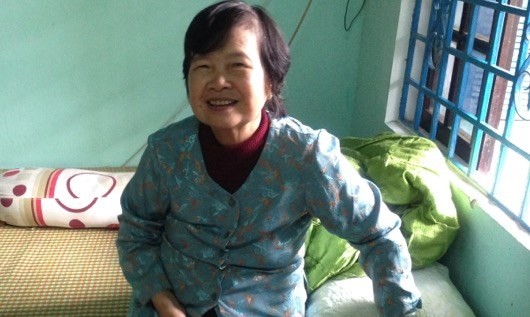 Cảm phục người thợ đồng hồ lao vào lũ dữ cứu bà già rơi xuống cống Bà Mật đã bình phục và hạnh phúc sau khi trở về từ cõi chết.