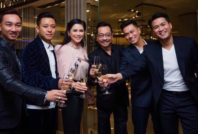Ít ai biết ông trùm Phan Quân sở hữu khối tài sản khủng NSND Hoàng Dũng, diễn viên Việt Nam trong một event.