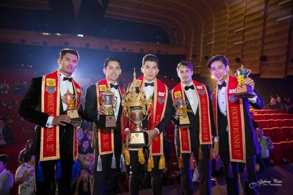 Thân hình 6 múi đẹp như tạc tượng của Trương Ngọc Tình - Nam vương Quốc tế 2017 Thân hình 6 múi đẹp như tạc tượng của Trương Ngọc Tình - Nam vương Quốc tế 2017