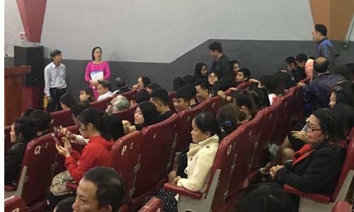 Khán giả chật kín, phải ngồi ghế phụ để xem “Cô Ba Sài Gòn” Rạp Lê Độ chật cứng khán giả. Ảnh: Thanh Trần.